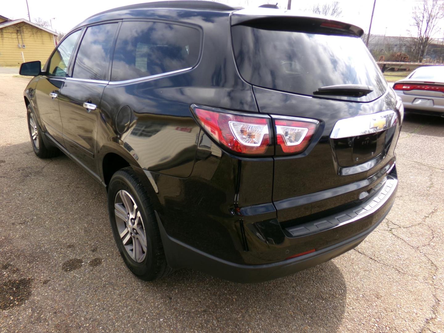 2016 Carbon Flash Metallic /Gray Chevrolet Traverse 2LT FWD (1GNKRHKD2GJ) with an 3.6L V6 DOHC 24V engine, 6-Speed Automatic transmission, located at 401 First NE, Bearden, AR, 71720, (870) 687-3414, 33.726528, -92.611519 - Photo#2