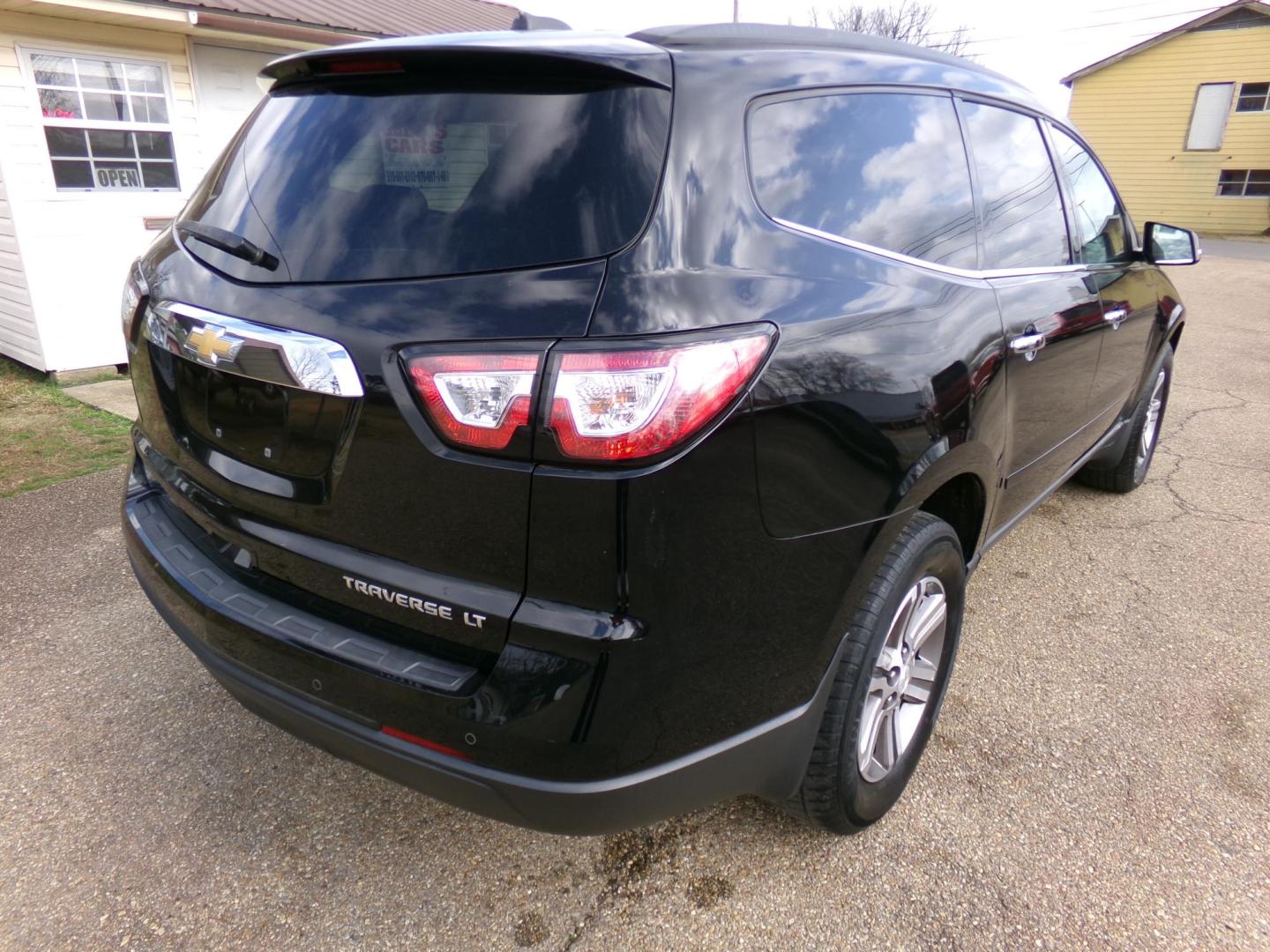 2016 Carbon Flash Metallic /Gray Chevrolet Traverse 2LT FWD (1GNKRHKD2GJ) with an 3.6L V6 DOHC 24V engine, 6-Speed Automatic transmission, located at 401 First NE, Bearden, AR, 71720, (870) 687-3414, 33.726528, -92.611519 - Photo#20