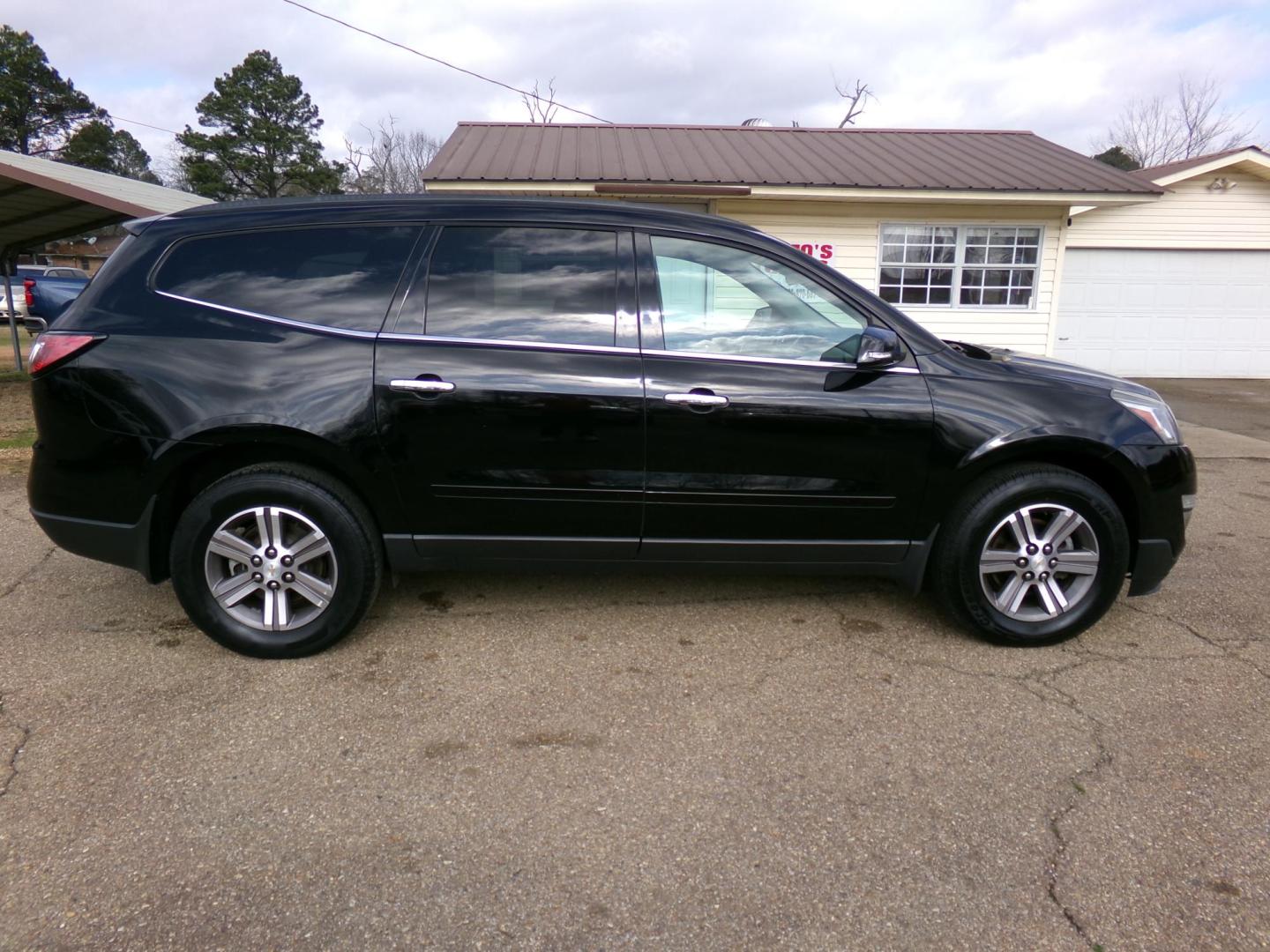 2016 Carbon Flash Metallic /Gray Chevrolet Traverse 2LT FWD (1GNKRHKD2GJ) with an 3.6L V6 DOHC 24V engine, 6-Speed Automatic transmission, located at 401 First NE, Bearden, AR, 71720, (870) 687-3414, 33.726528, -92.611519 - Photo#21